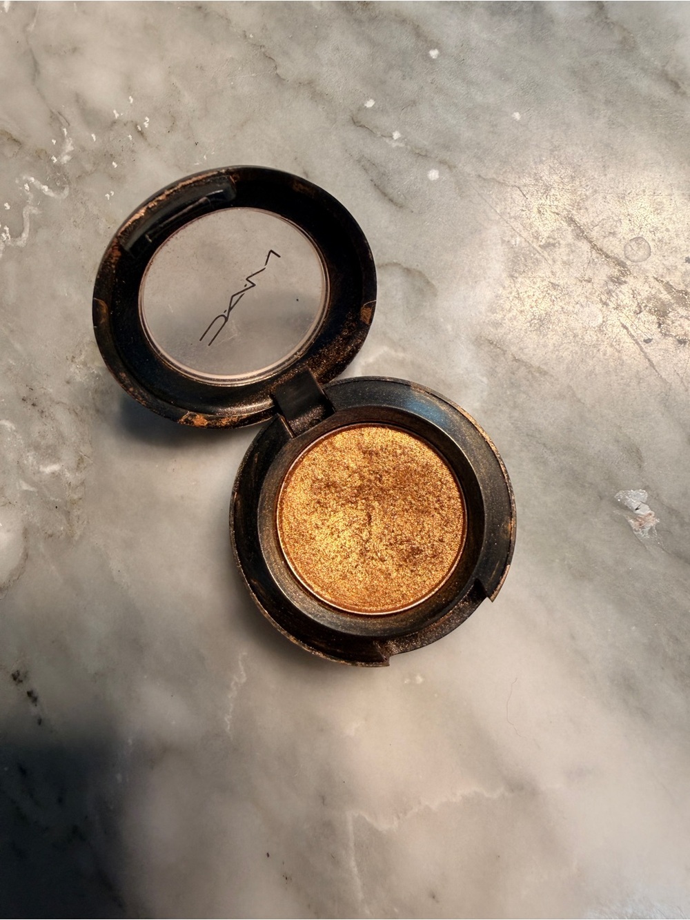 MAC Cosmetics Metallic Gold Pressed Pigment Eyeshadow in Amber Lights